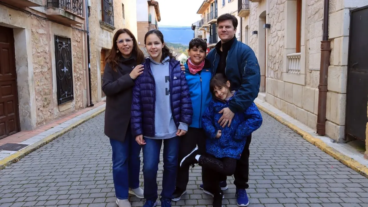 Andrea, Franco y sus hijos en Pr&aacute;dena (Segovia) - HOLAPUEBLO