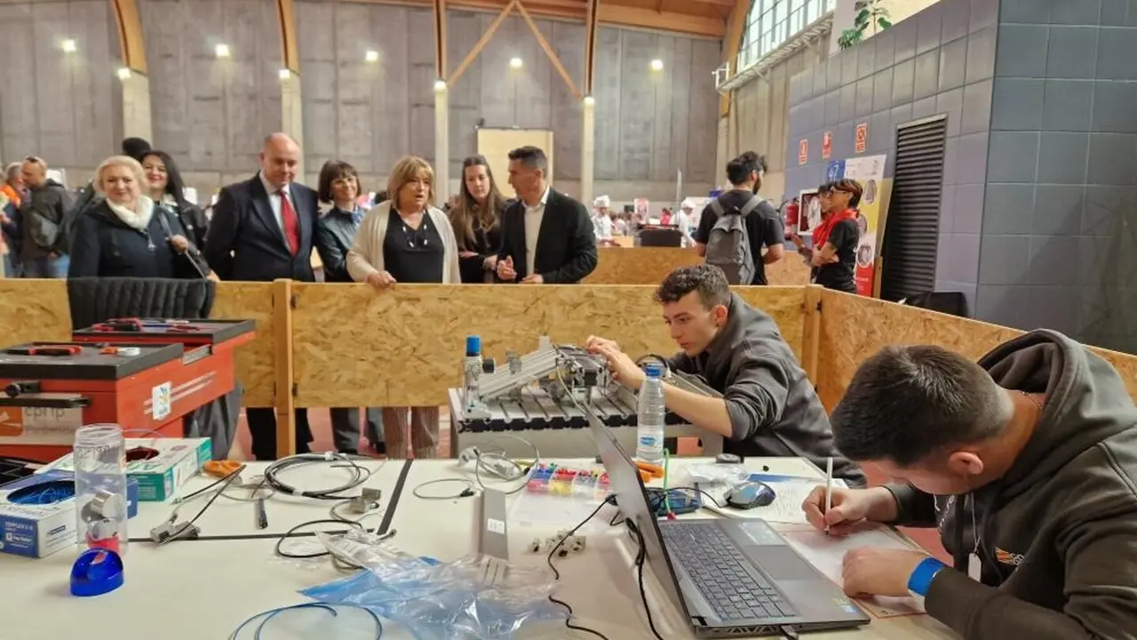 La consejera de Educaci&oacute;n, Tomasa Hern&aacute;ndez, y el director general de FP, Luis Mallada, en una imagen de archivo, durante una de las pruebas de las Arag&oacute;n Skills, las Olimpiadas de FP. - GOBIERNO DE ARAG&Oacute;N