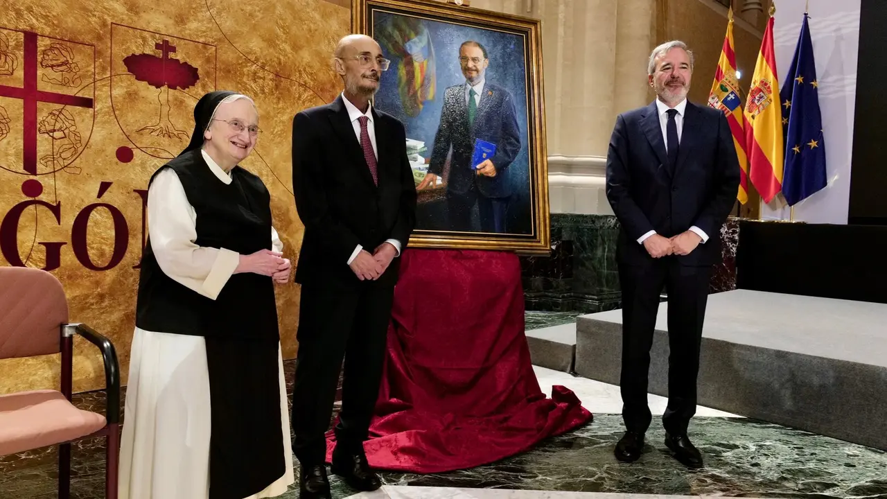 El expresidente aragon&eacute;s Javier Lamb&aacute;n ha recogido su retrato como expresidente.