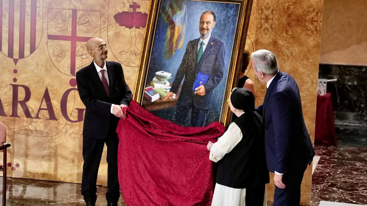 El expresidente aragon&eacute;s Javier Lamb&aacute;n ha recogido su retrato como expresidente.