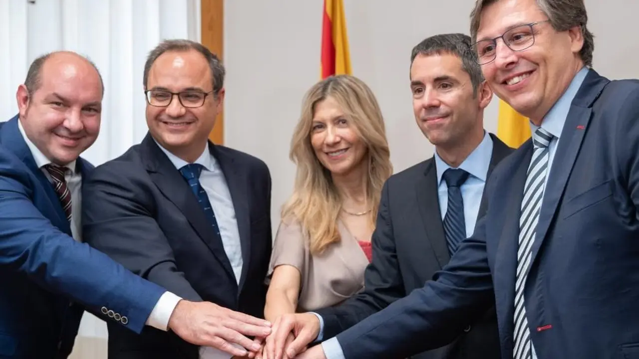 La firma ha tenido lugar en el despacho de la vicepresidenta del Gobierno de Arag&oacute;n, Mar Vaquero. - GOBIERNO DE ARAG&Oacute;N