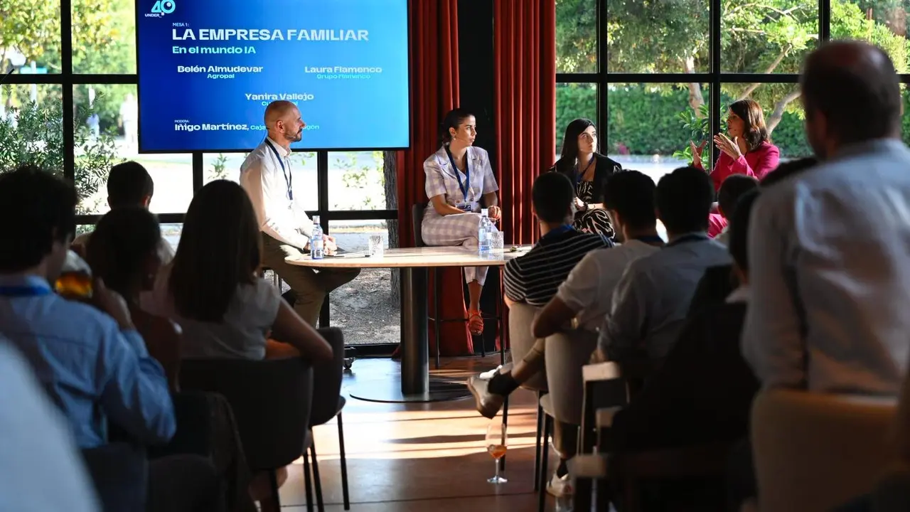 Mesa de debate sobre la empresa familiar y la IA, en UNDER40. / MARCOS CEBRI&Aacute;N