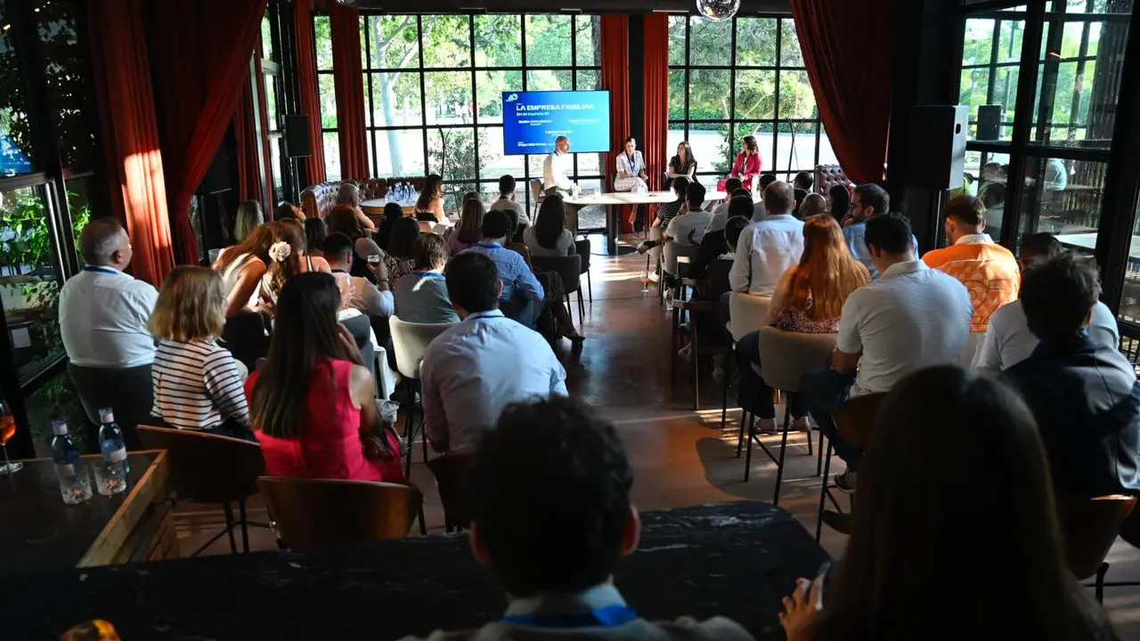 Segunda edici&oacute;n de Under40, en ROTO Zaragoza. / MARCOS CEBRI&Aacute;N