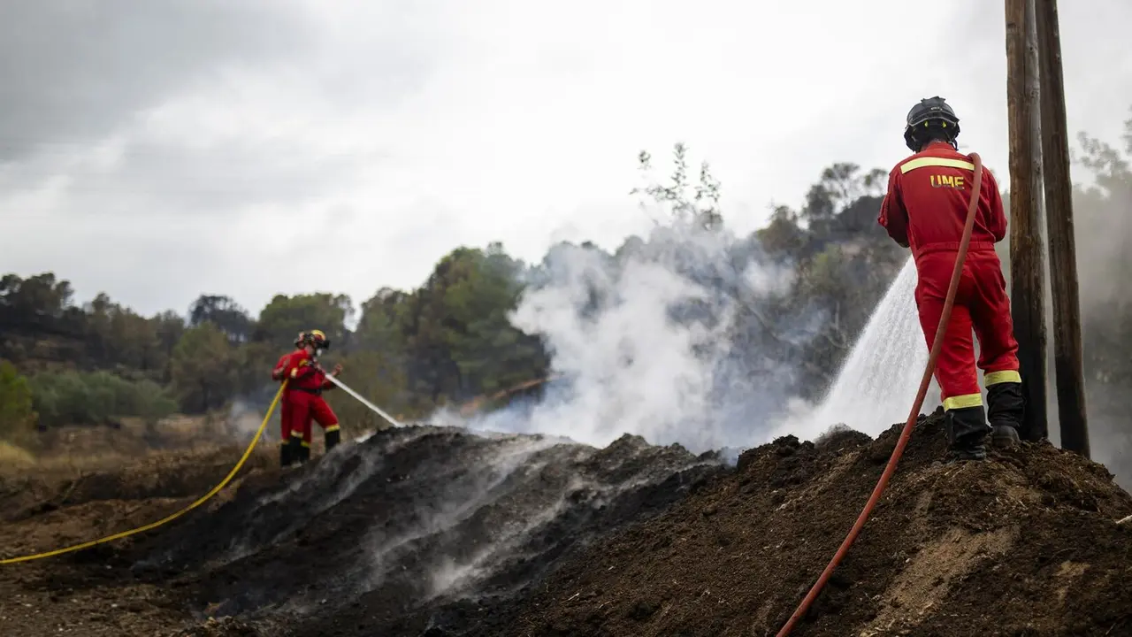 Efectivos de la UME trabajan en una zona afectada por el incendio, a 9 de julio de 2025, en Xerta, Tarragona, Catalunya (Espa&ntilde;a). / EP