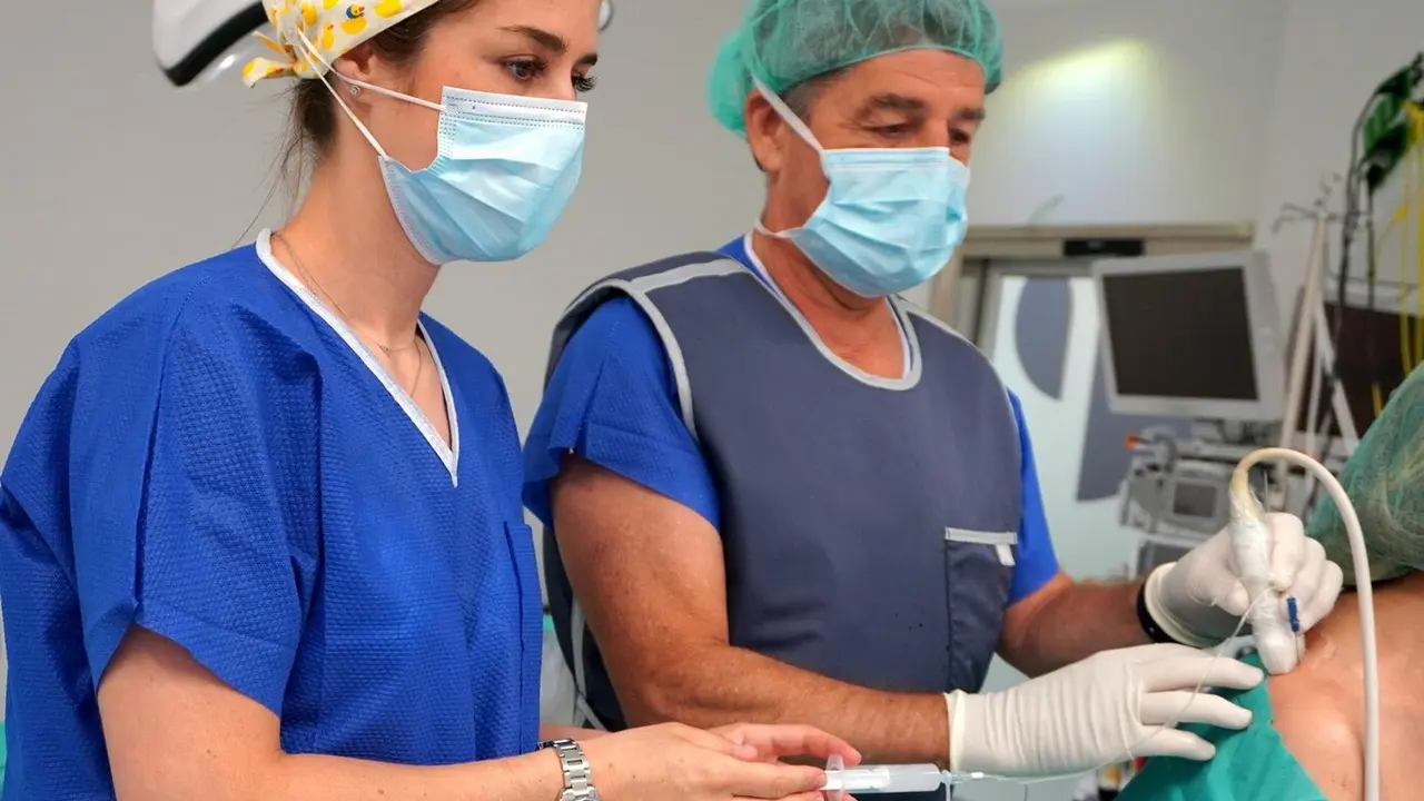 A nivel terap&eacute;utico, se combinan tratamientos farmacol&oacute;gicos con t&eacute;cnicas intervencionistas, como infiltraciones o radiofrecuencia dirigida, que facilitan reducir el consumo de algunos medicamentos. QUIRONSALUD