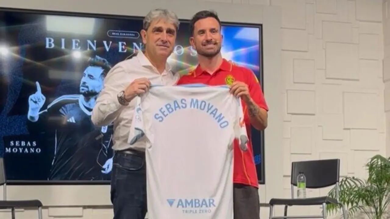Sebas Moyano junto a Txema Indias en su presentaci&oacute;n como nuevo jugador del Real Zaragoza