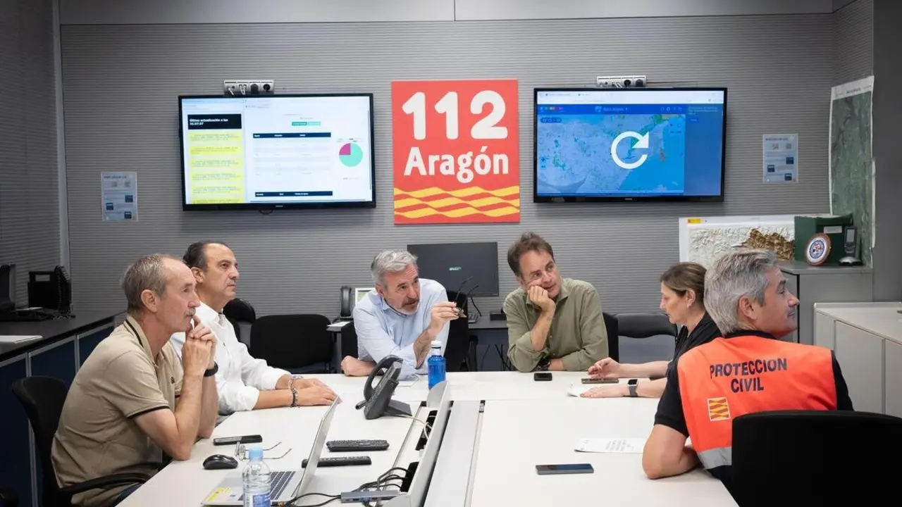 El presidente de Arag&oacute;n, Jorge Azc&oacute;n , on los consejeros Roberto Berm&uacute;dez de Castro y Jos&eacute; Luis Bancalero y con los responsables del 112 en la sede del CEOPI para evaluar el desarrollo de la dana en la regi&oacute;n
- GOBIERNO DE ARAG&Oacute;N