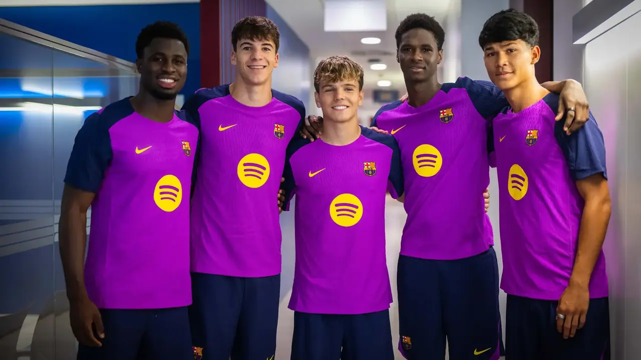 Juan Hern&aacute;ndez (en el centro) completar&aacute; la pretemporada a las &oacute;rdenes de Hansi Flick / FC Barcelona