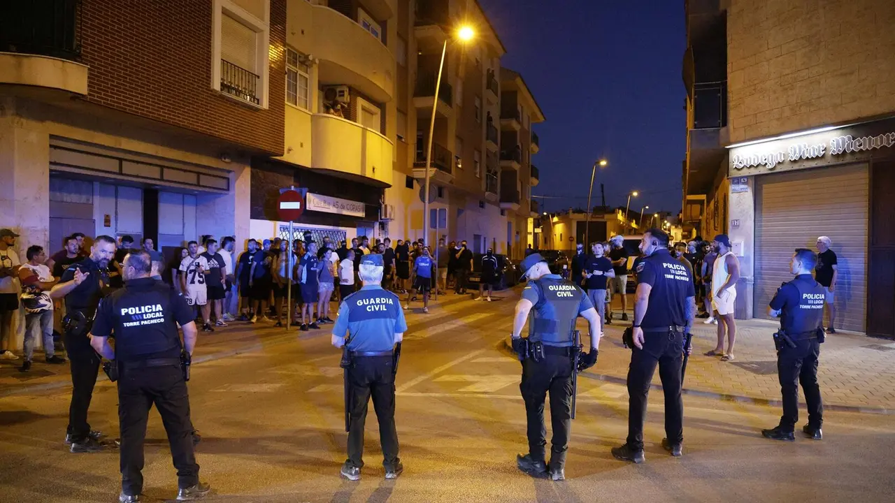 Agentes de Polic&iacute;a Local y Guardia Civil durante los altercados en Torre Pacheco. / EP