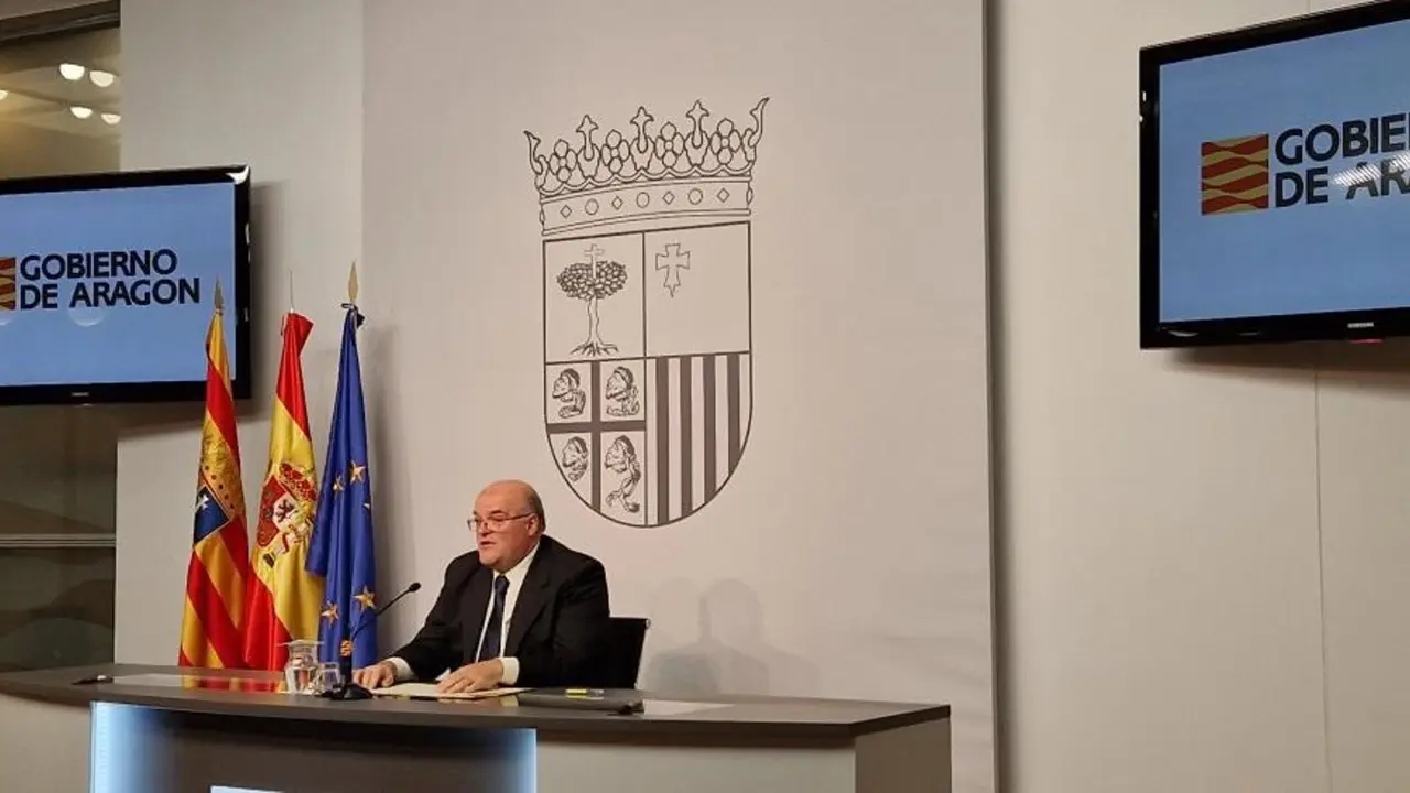 El director general de Personal, Formaci&oacute;n e Innovaci&oacute;n, en la rueda de prensa donde se avanz&oacute; el plan de trabajo para reducir la burocracia en el &aacute;mbito educativo.