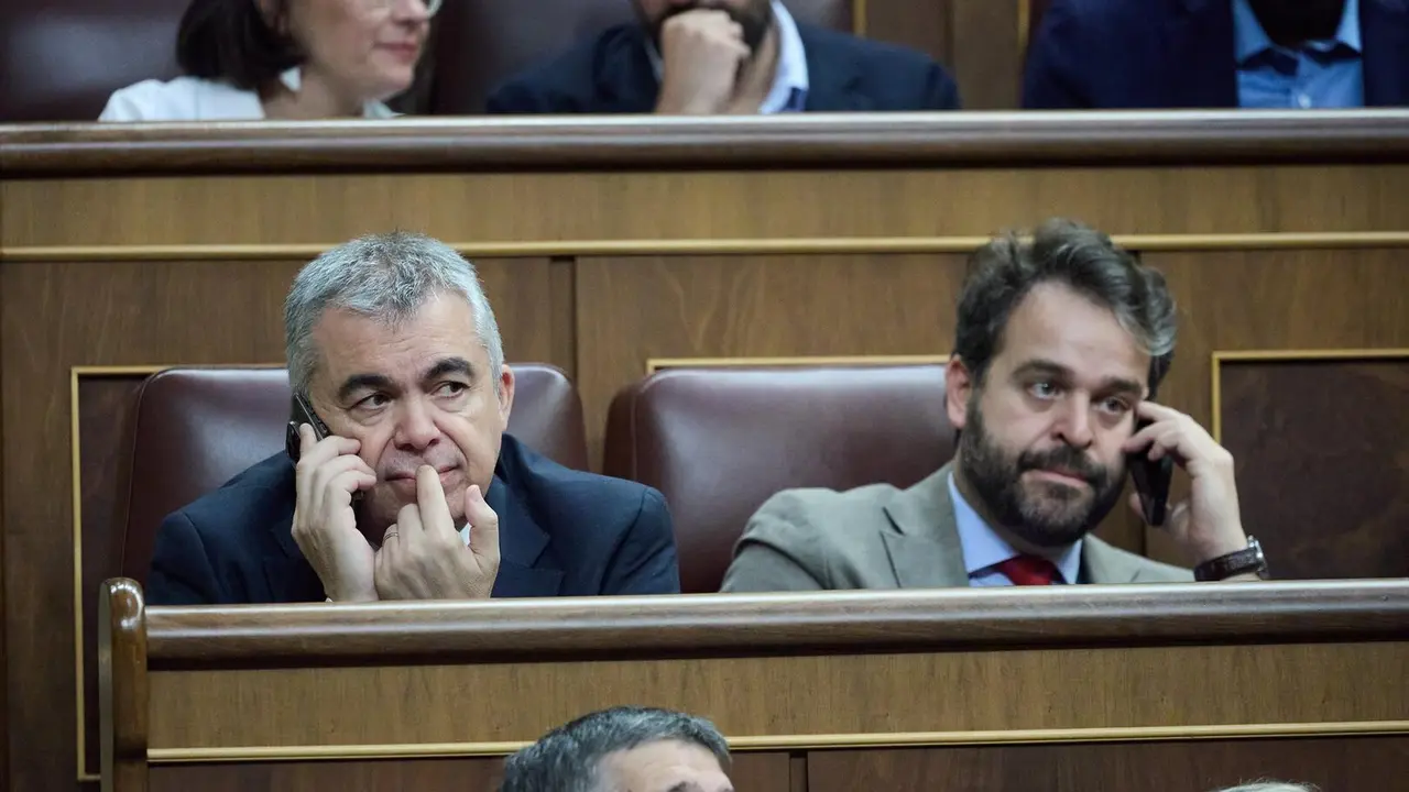 El ex secretario de Organizaci&oacute;n del PSOE Santos Cerd&aacute;n (i) durante una sesi&oacute;n plenaria en el Congreso de los Diputados.