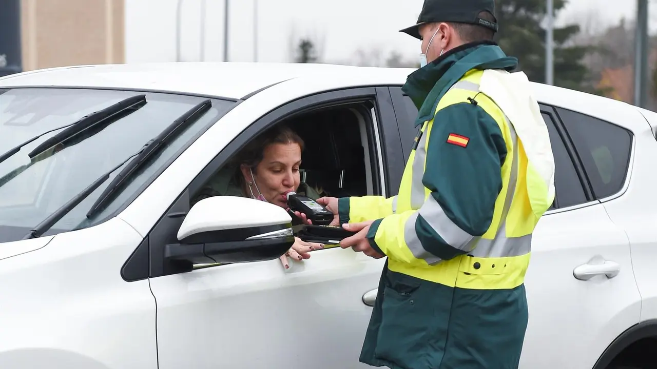 Agentes de la Guardia Civil realizan un control de alcohol y drogas a una conductores en una foto de archivo. / EP