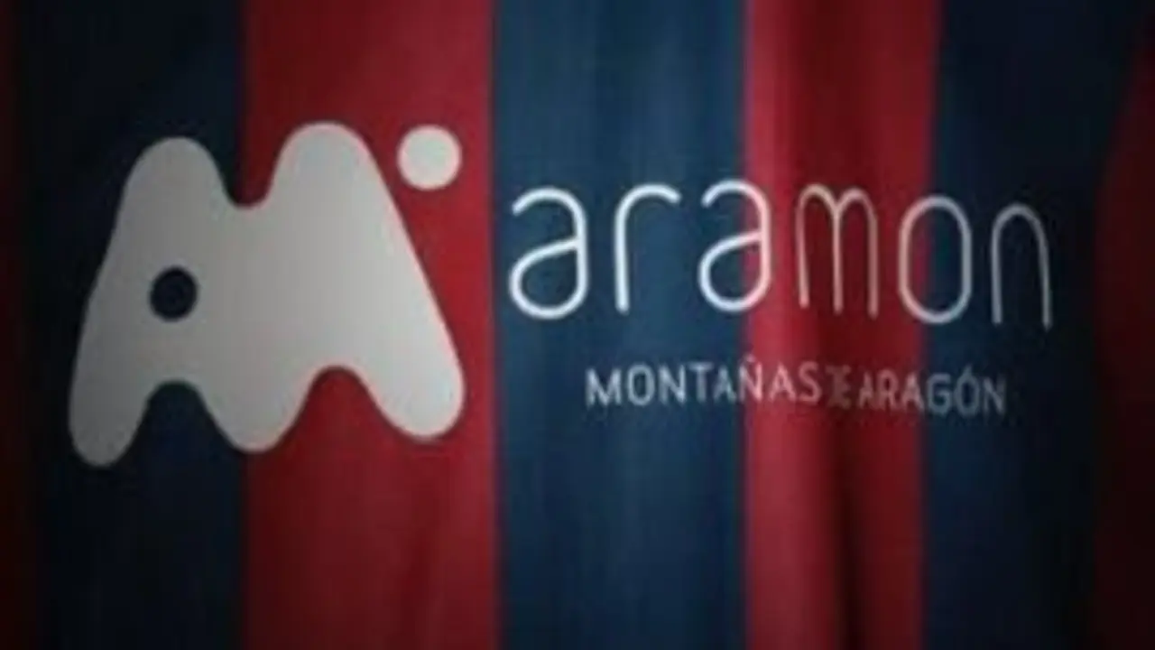 Patrocino de Aram&oacute;n en la camiseta de la SD Huesca.
