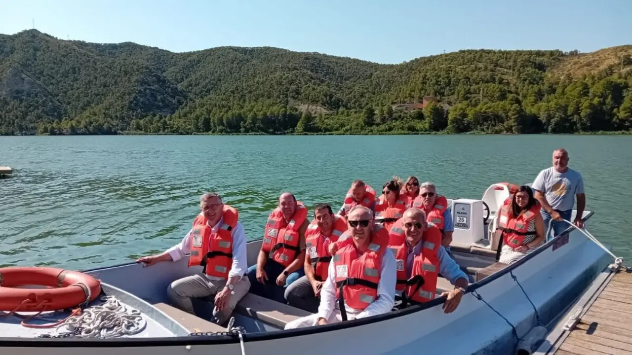 Recorrido en llaut por el embalse de Ribarroja. / AYTO. FAY&Oacute;N