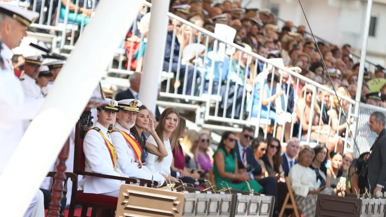 La Princesa Leonor; los Reyes Felipe VI y Letizia y la Infanta Sof&iacute;a durante la el juramento o promesa ante la Bandera y el acto de entrega de Reales Despachos y nombramientos a los nuevos oficiales de la Armada, en la Escuela Naval de Mar&iacute;n.