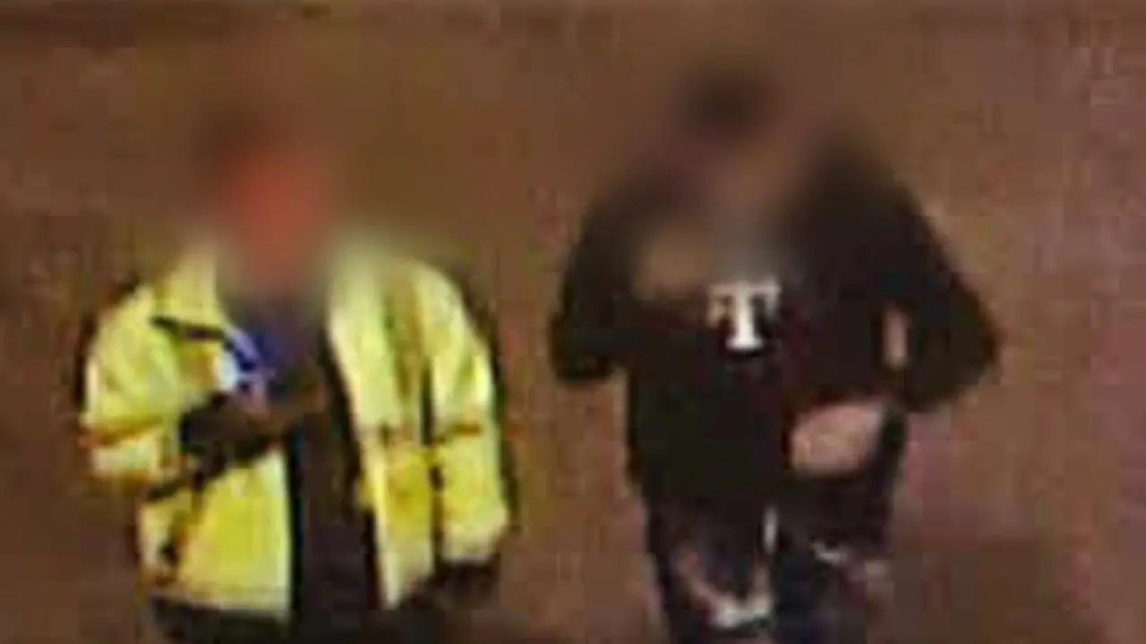 Imagen captada por c&aacute;maras de seguridad donde se ve a los dos detenidos identificados por la polic&iacute;a /Cedida a H.A.