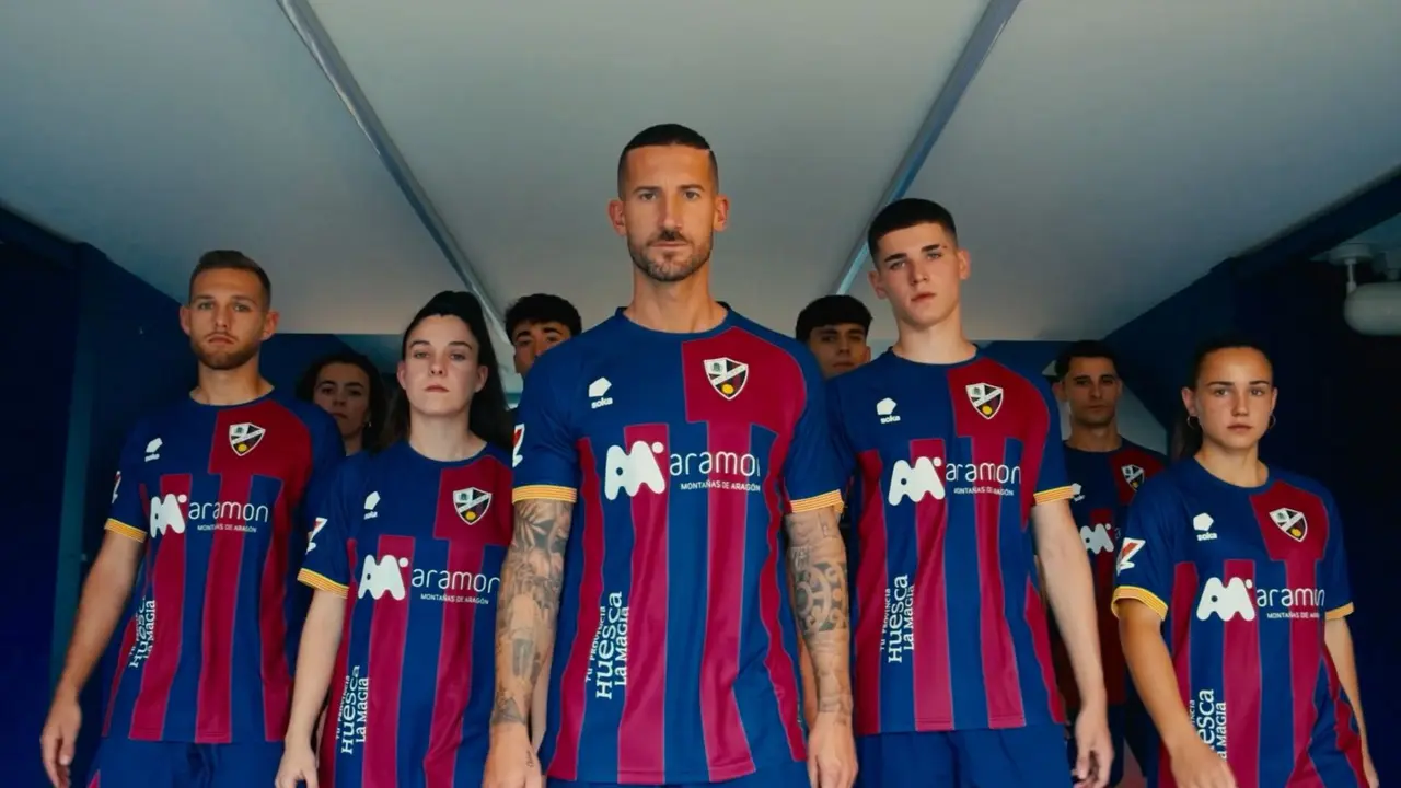 Esta es la primera equipaci&oacute;n de la SD Huesca para la temporada 2025/26