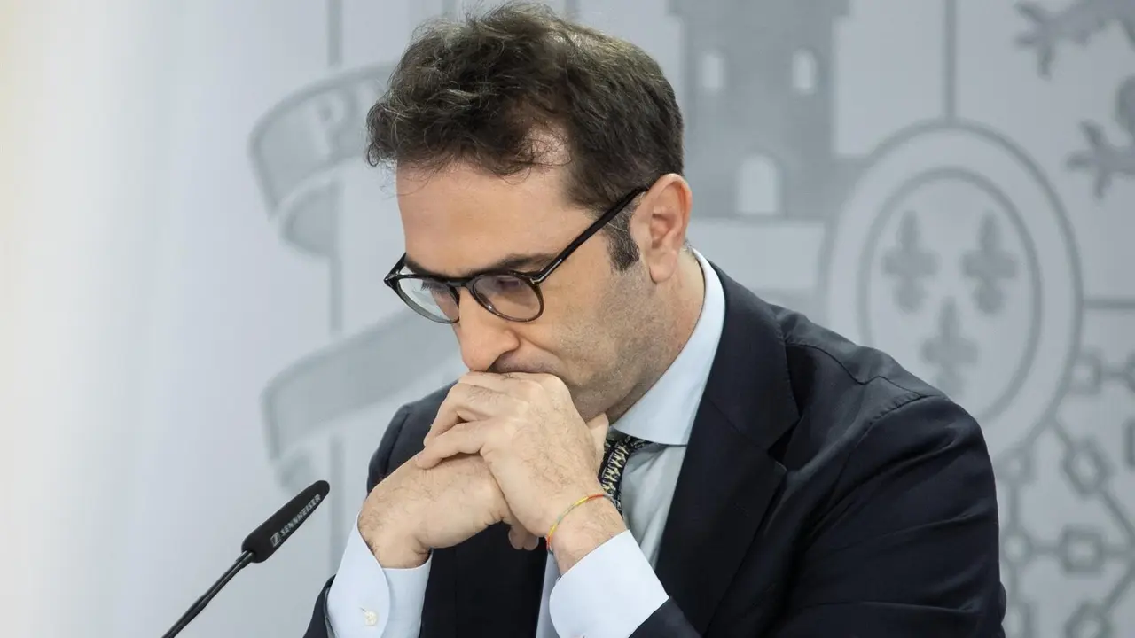 El ministro de Econom&iacute;a, Comercio y Empresa, Carlos Cuerpo, durante una rueda de prensa posterior a la reuni&oacute;n del Consejo de Ministros, en el Palacio de La Moncloa
