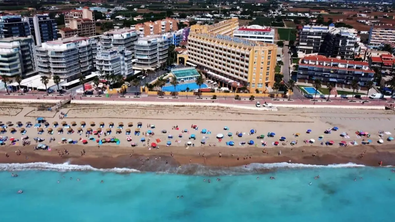 As&iacute; es el hotel m&aacute;s famoso de Pe&ntilde;&iacute;scola desde el cielo