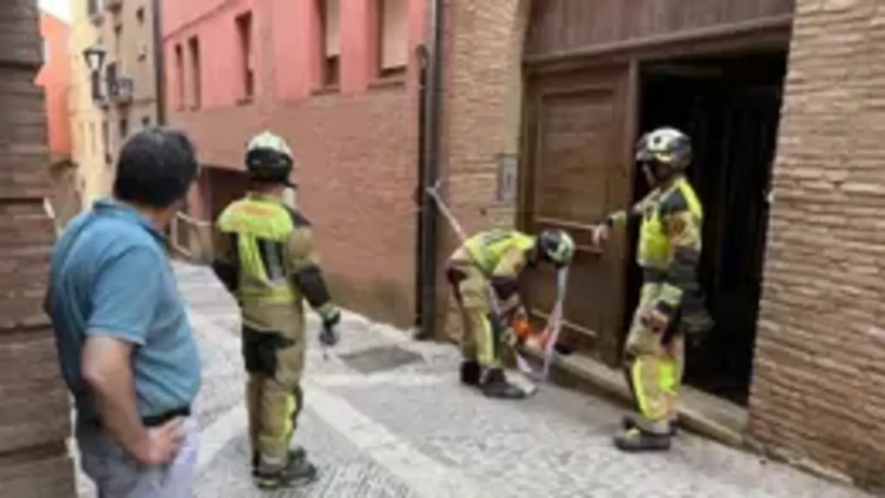 Primeras actuaciones de los bomberos de la DPZ en las Casas Colgadas tras el desprendimiento de una roca a causa de las lluvias torrenciales. - AYUNTAMIENTO DE TARAZONA.