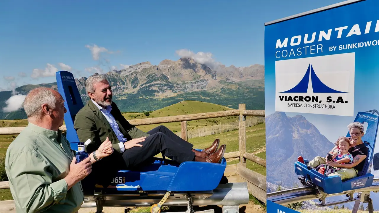 El presidente Azc&oacute;n participa en el acto de colocaci&oacute;n de la primera piedra del tobog&aacute;n de monta&ntilde;a de Panticosa. El presidente Azc&oacute;n participa en el acto de colocaci&oacute;n de la primera piedra del tobog&aacute;n de monta&ntilde;a de Panticosa. / Fabi&aacute;n Sim&oacute;n