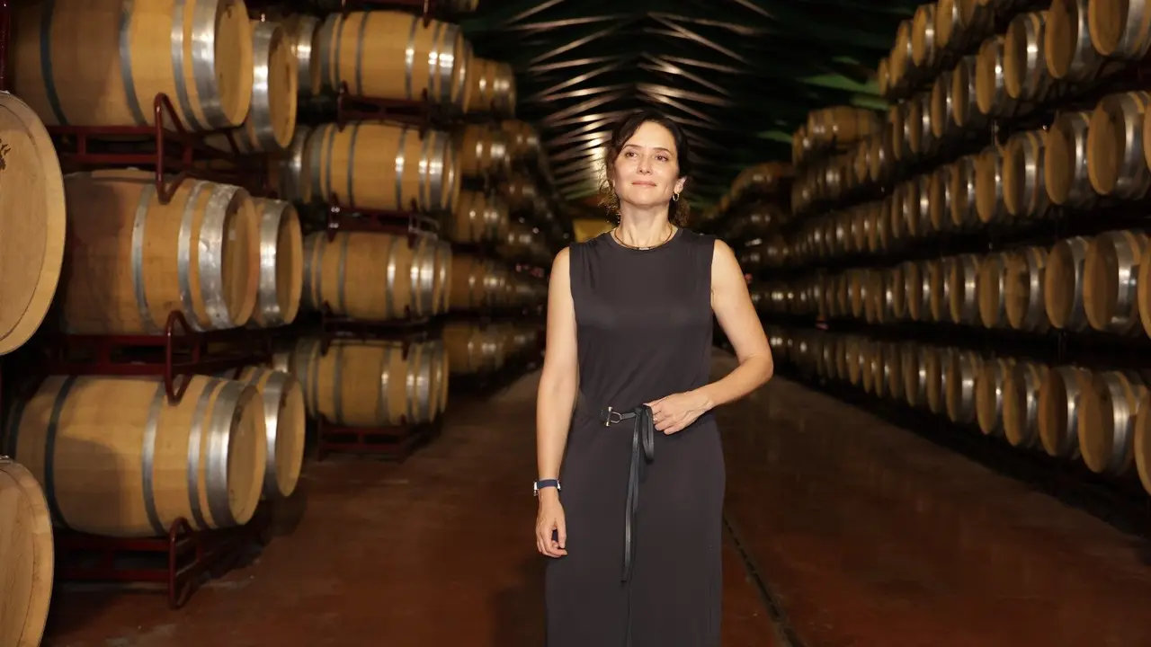 Ayuso en su visita a D.O. Cari&ntilde;ena. /Ross Lecca / Maaszoom