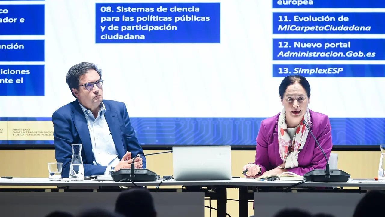 El ministro para la Transformaci&oacute;n Digital y de la Funci&oacute;n P&uacute;blica, &Oacute;scar L&oacute;pez, y la secretaria de Estado de Funci&oacute;n P&uacute;blica, Clara Mapelli