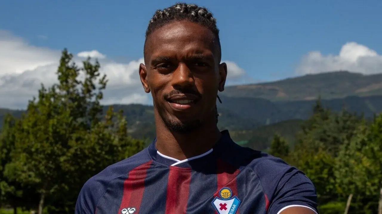 Jair Amador posa con la camiseta de la SD Eibar