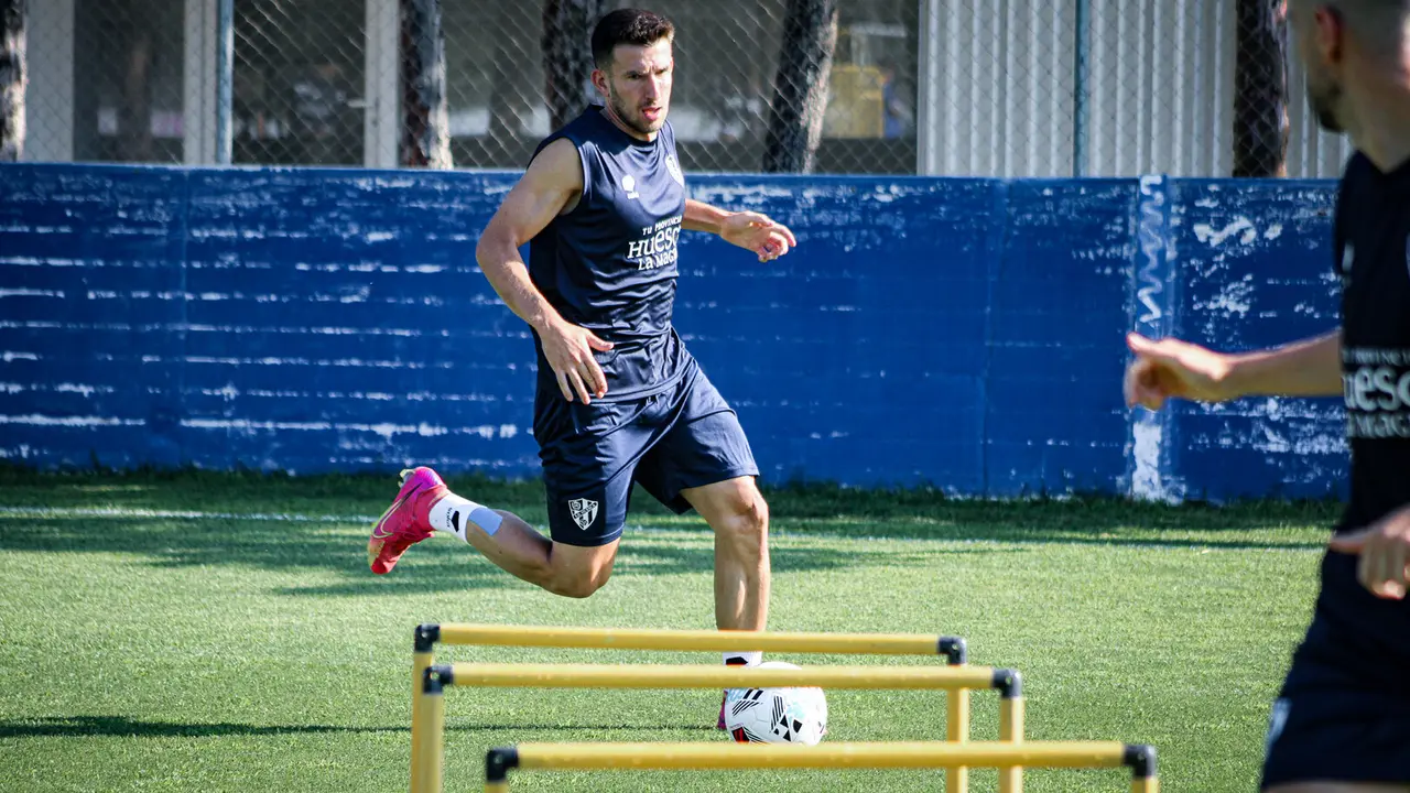 Gerard Valent&iacute;n durante un entrenamiento / SD Huesca