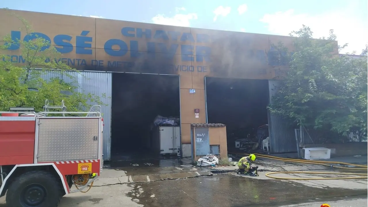 Bomberos de la DPH trabajan en la extinci&oacute;n de un incendio en una chatarrer&iacute;a en Monz&oacute;n (Huesca). / DPH