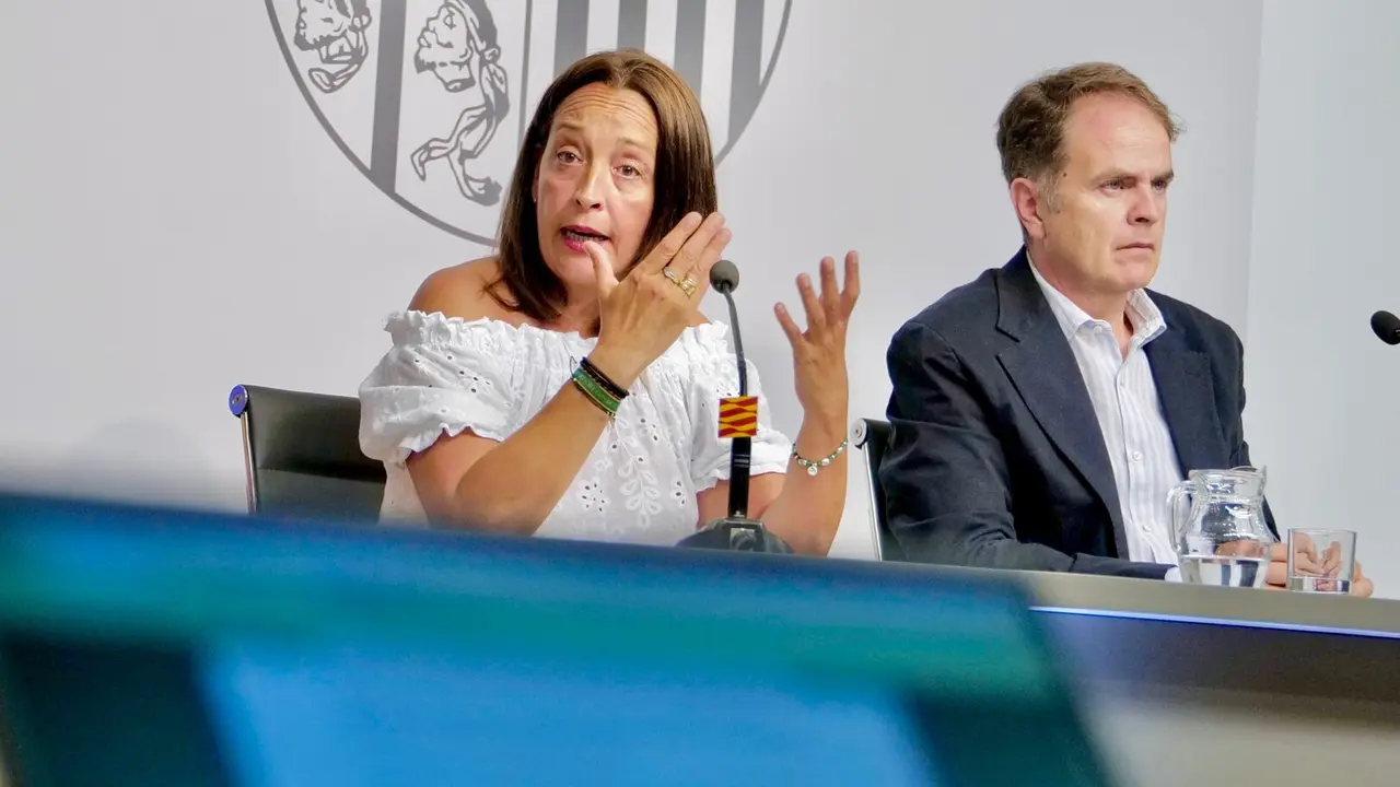 La consejera de Bienestar Social y Familia, Carmen Sus&iacute;n,  junto con el titular de Hacienda, Roberto Berm&uacute;dez de Castro:/ DGA