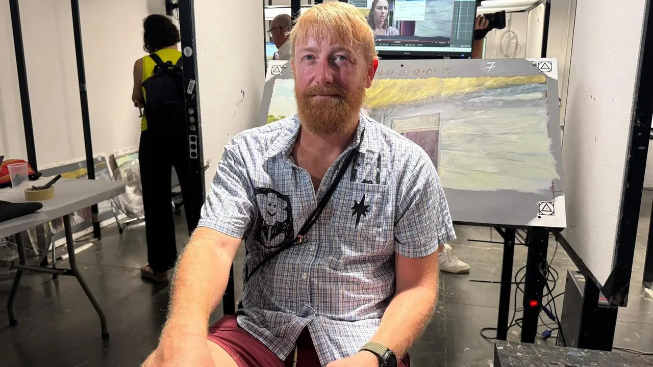 El director Hugh Welchman durante las pruebas de selecci&oacute;n de Barcelona, en el centro de arte Hangar. / EP