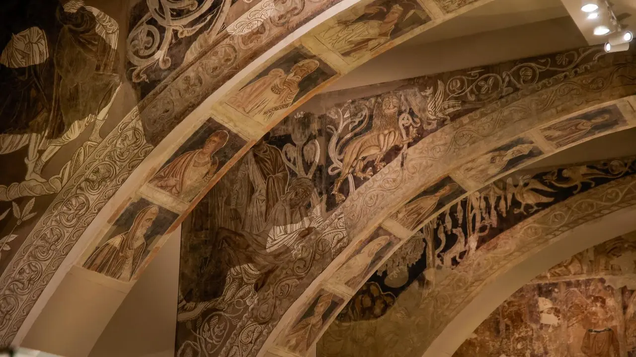 Detalle de las pinturas murales del Monasterio de Sijena expuestas en el Museu Nacional d&rsquo;Art de Catalunya (MNAC), a 29 de mayo de 2025, en Barcelona, Catalunya (Espa&ntilde;a). / EP