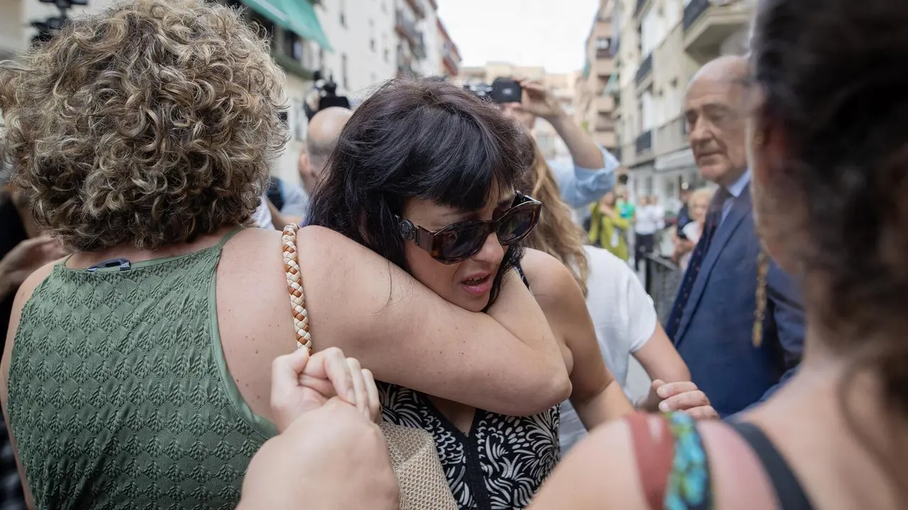 Llegada de Juana Rivas con su hijo menor al punto de encuentro familiar