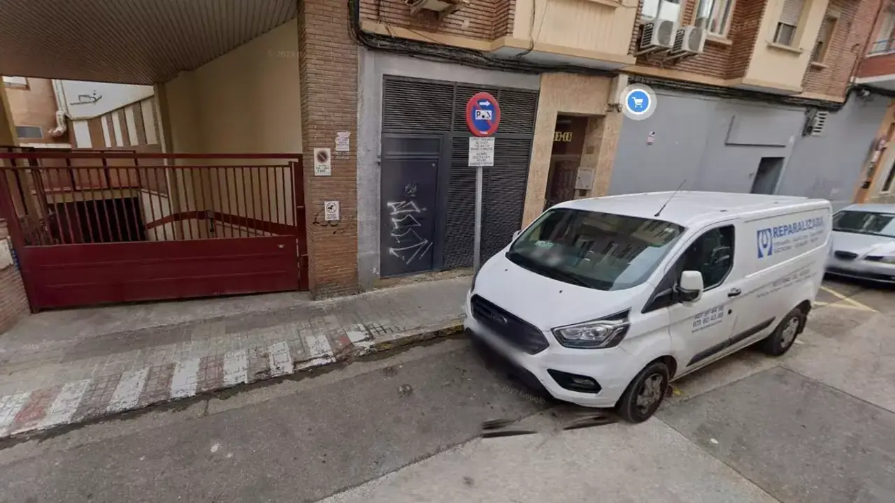 Edificio de la calle Jaca, en la que se origin&oacute; el incendio