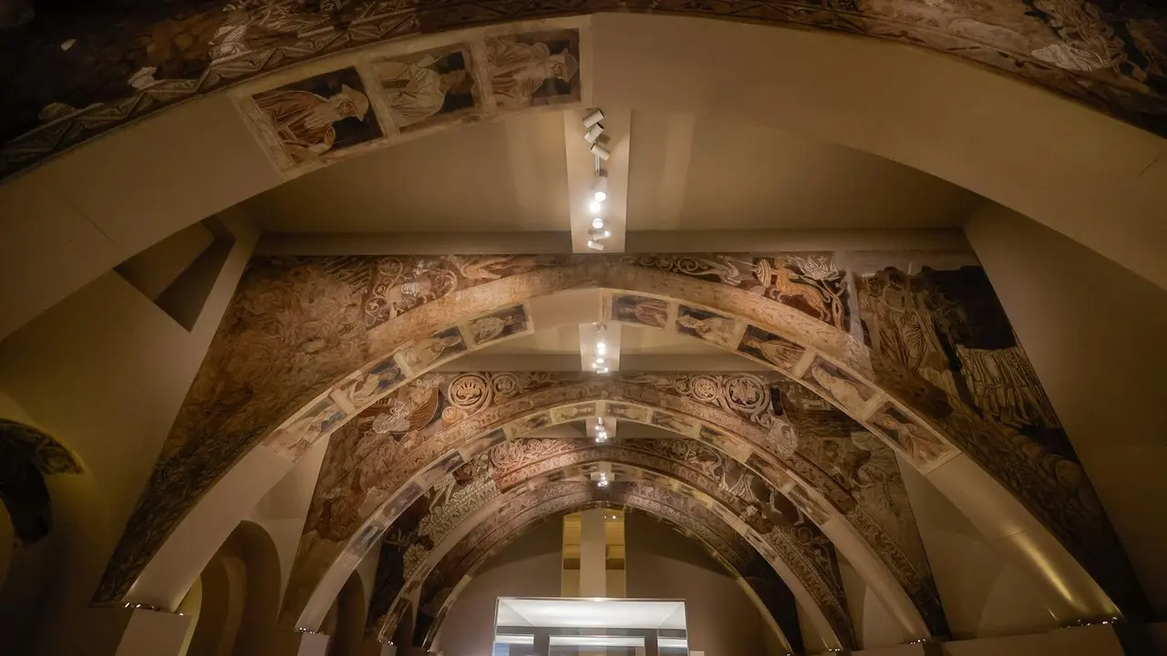 Detalle de las pinturas murales del Monasterio de Sijena expuestas en el Museu Nacional d&rsquo;Art de Catalunya. / EP