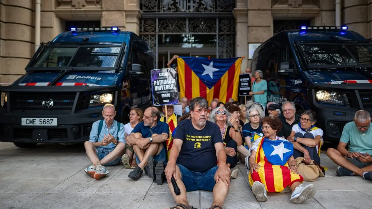 Concentrados ante las puertas traseras del MNAC. / EP