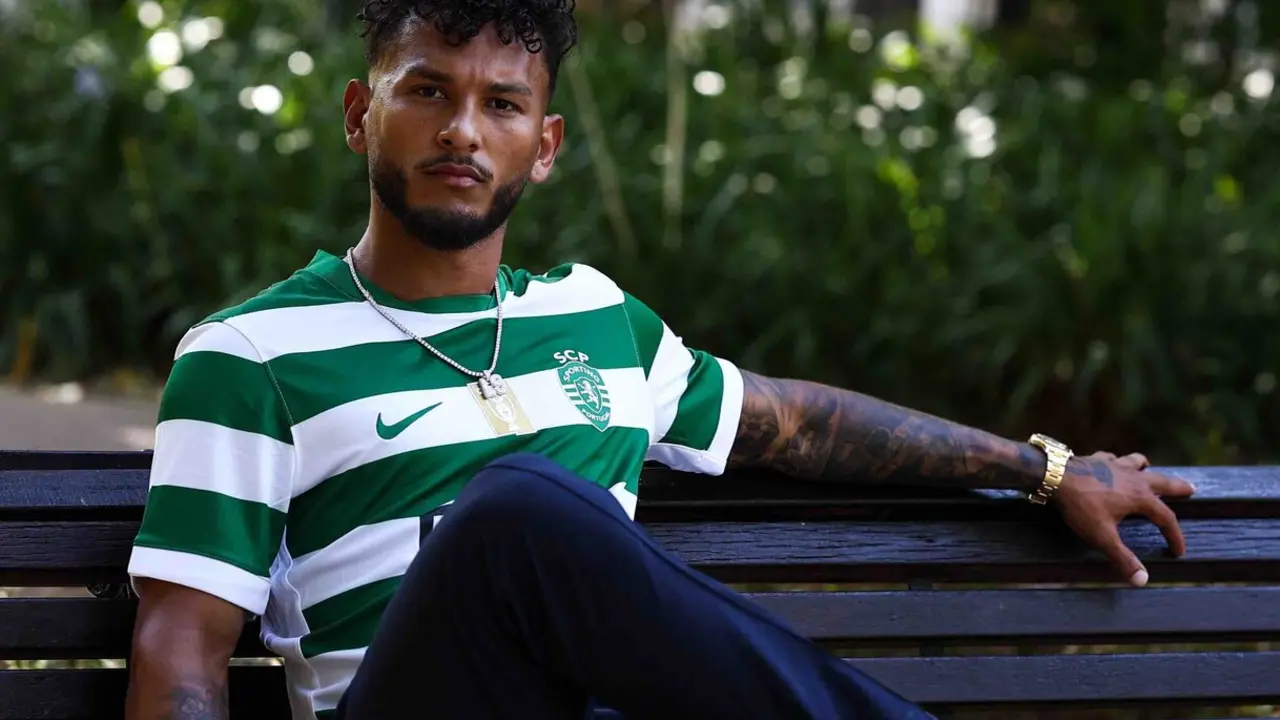 Luis Su&aacute;rez con su nueva camiseta / SPORTING CP