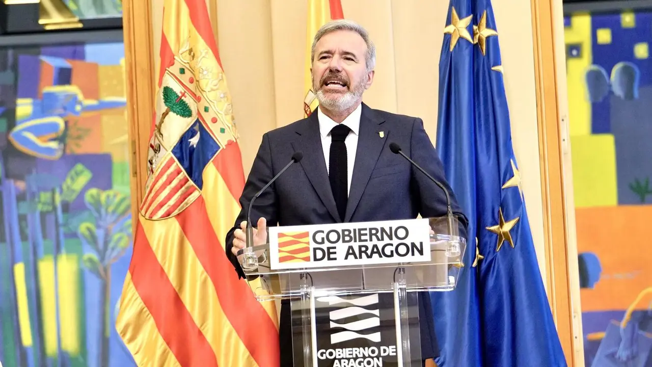 El presidente del Gobierno de Arag&oacute;n, Jorge Azc&oacute;n, en rueda de prensa / FABI&Aacute;N SIM&Oacute;N