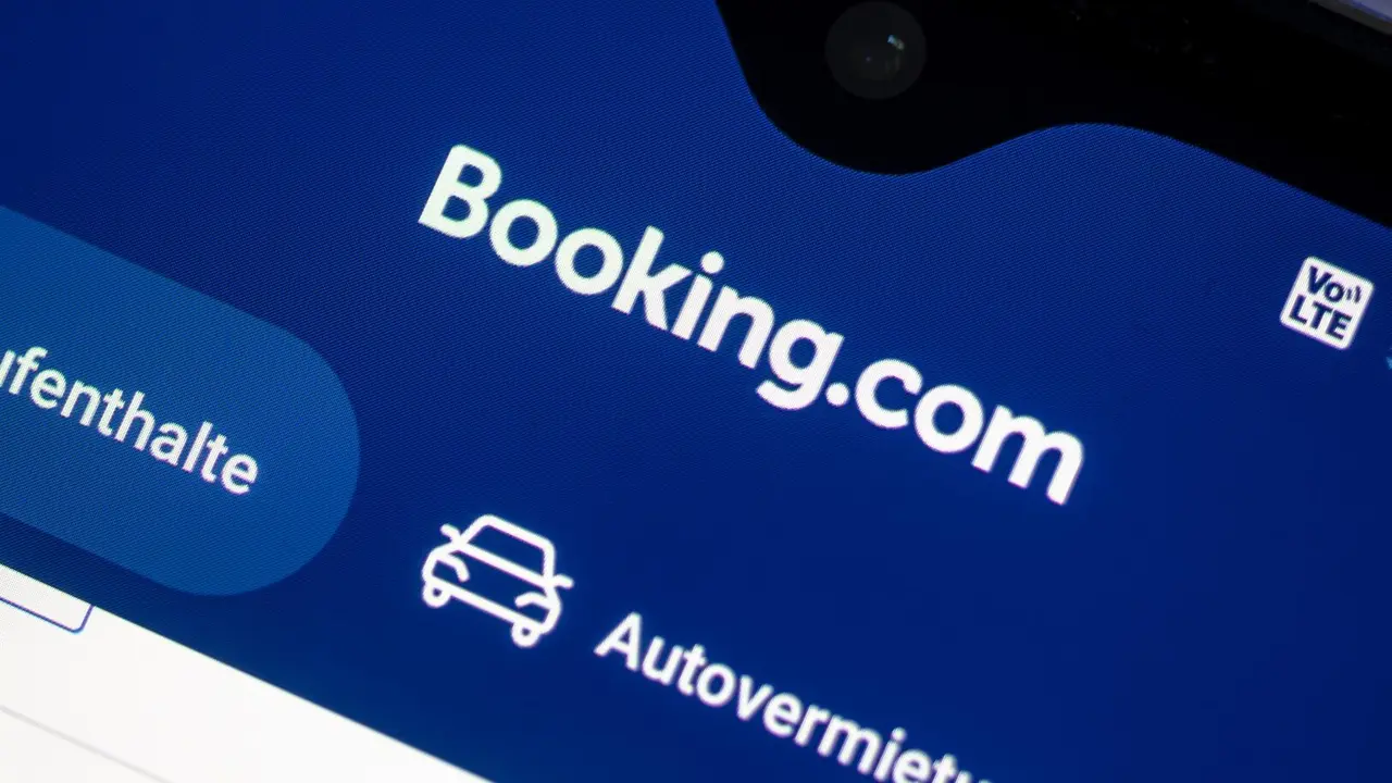 La aplicaci&oacute;n de viajes del portal de Booking.com en una pantalla.