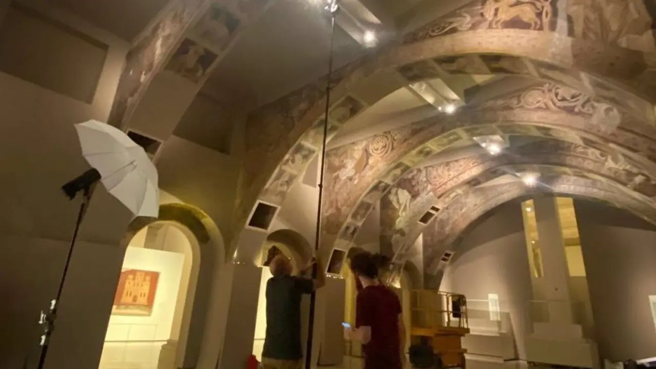 T&eacute;cnicos del Gobierno de Arag&oacute; trabajando en las pinturas murales de Sijena, en el MNAC. / DGA