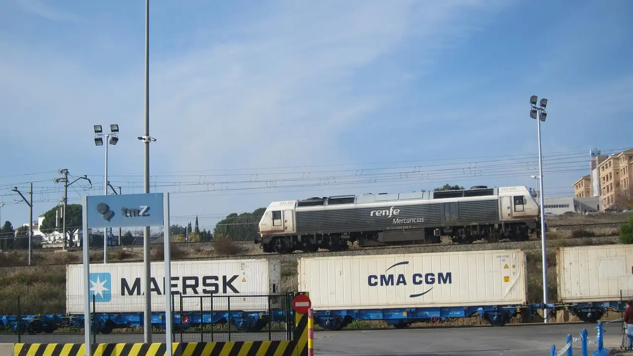 Un tren de mercanc&iacute;as en la TMZ