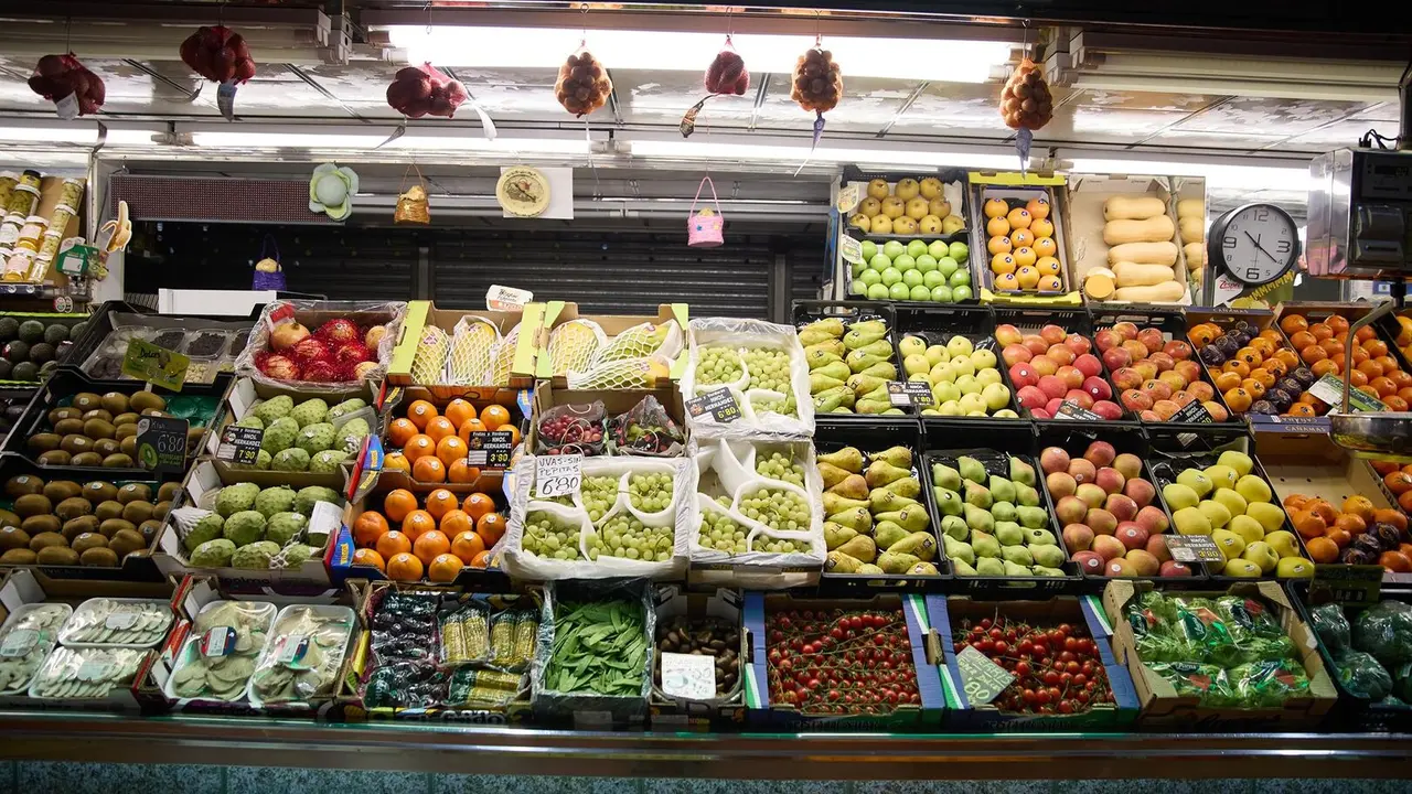 Expositor de una fruter&iacute;a en un mercado