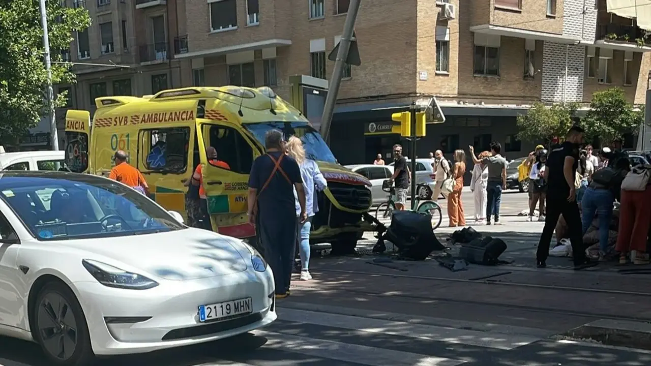 Accidente del tranv&iacute;a con una ambulancia en Zaragoza