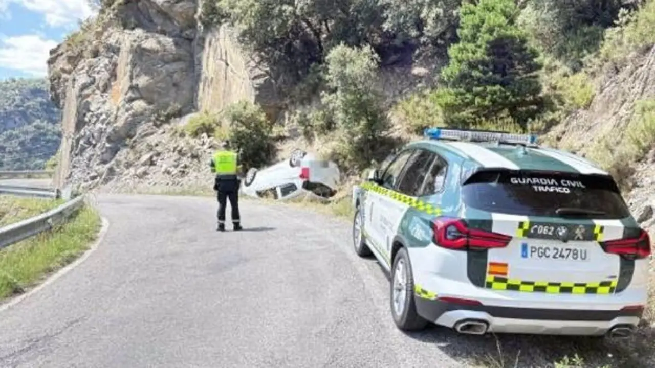 Conductor en estado grave tras salirse de la v&iacute;a y volcar en Buerba (Huesca) / V&iacute;a Guardia Civil
