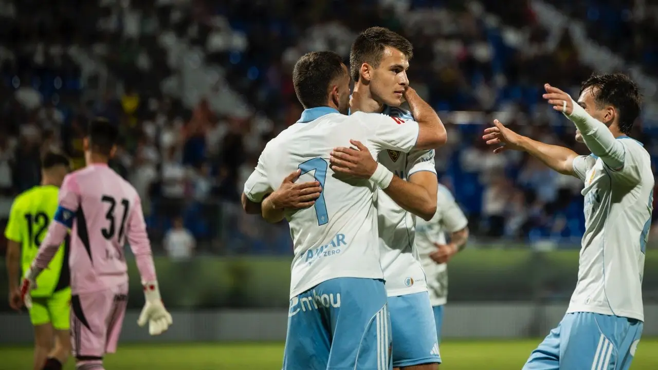 Samed Bazdar y Sober&oacute;n celebran un gol ante el Mirand&eacute;s / Marcos Cebri&aacute;n