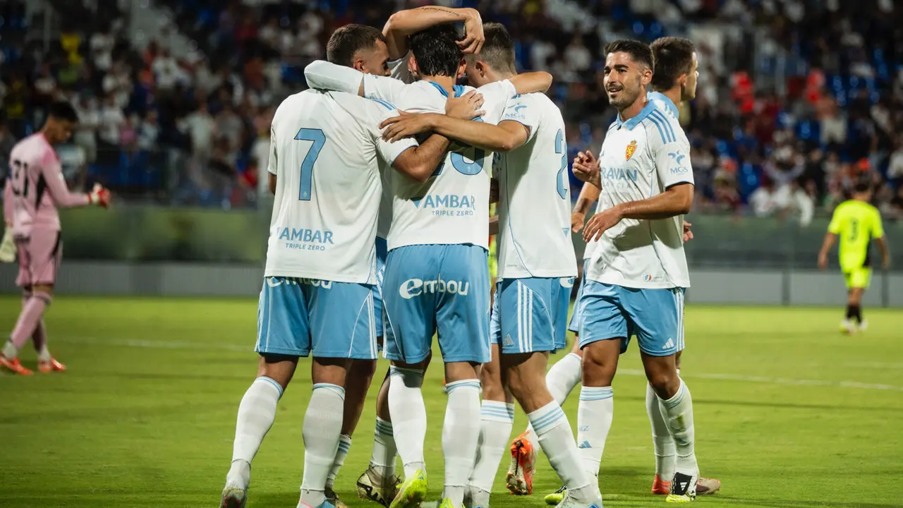 Celebraci&oacute;n de un gol del Real Zaragoza ante el Mirand&eacute;s en pretemporada  / Marcos Cebri&aacute;n