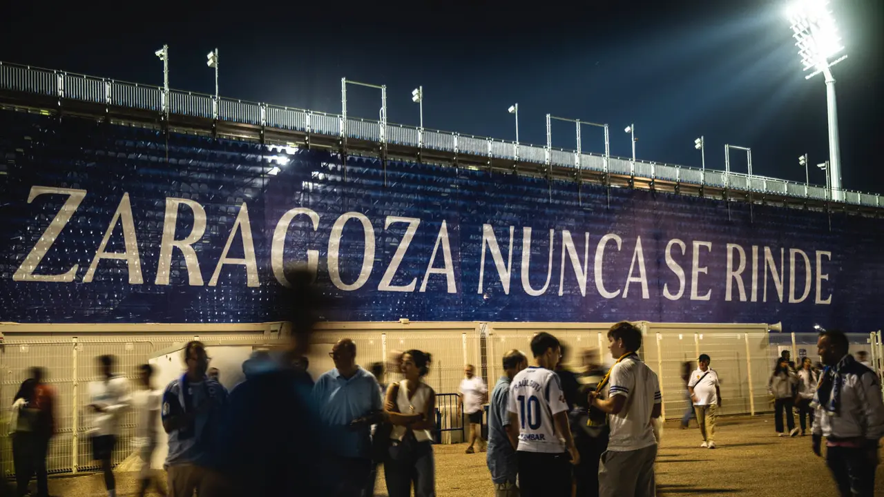 Aficionados en el exterior del Ibercaja Estadio / Marcos Cebri&aacute;n
