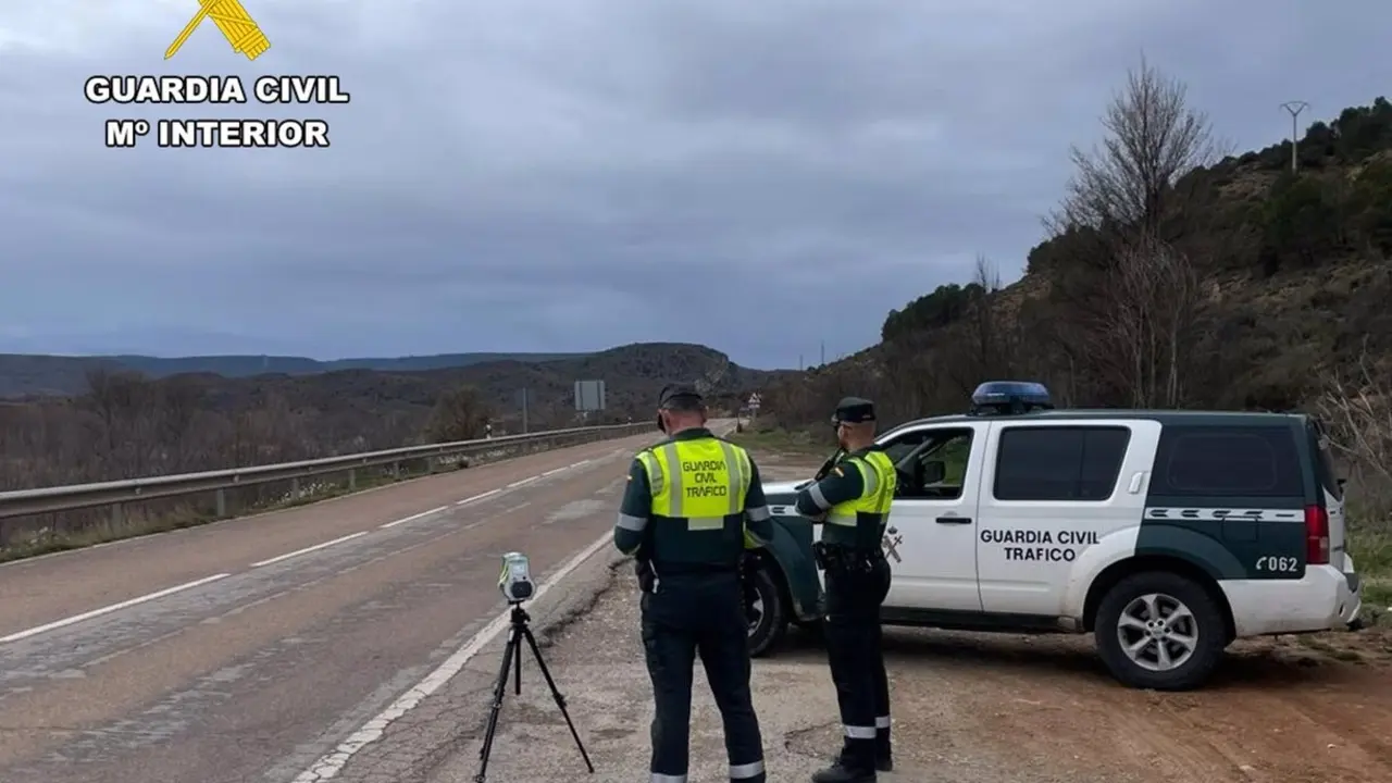 Una patrulla de la Guardia Civil de Tr&aacute;fico. / GUARDIA CIVIL