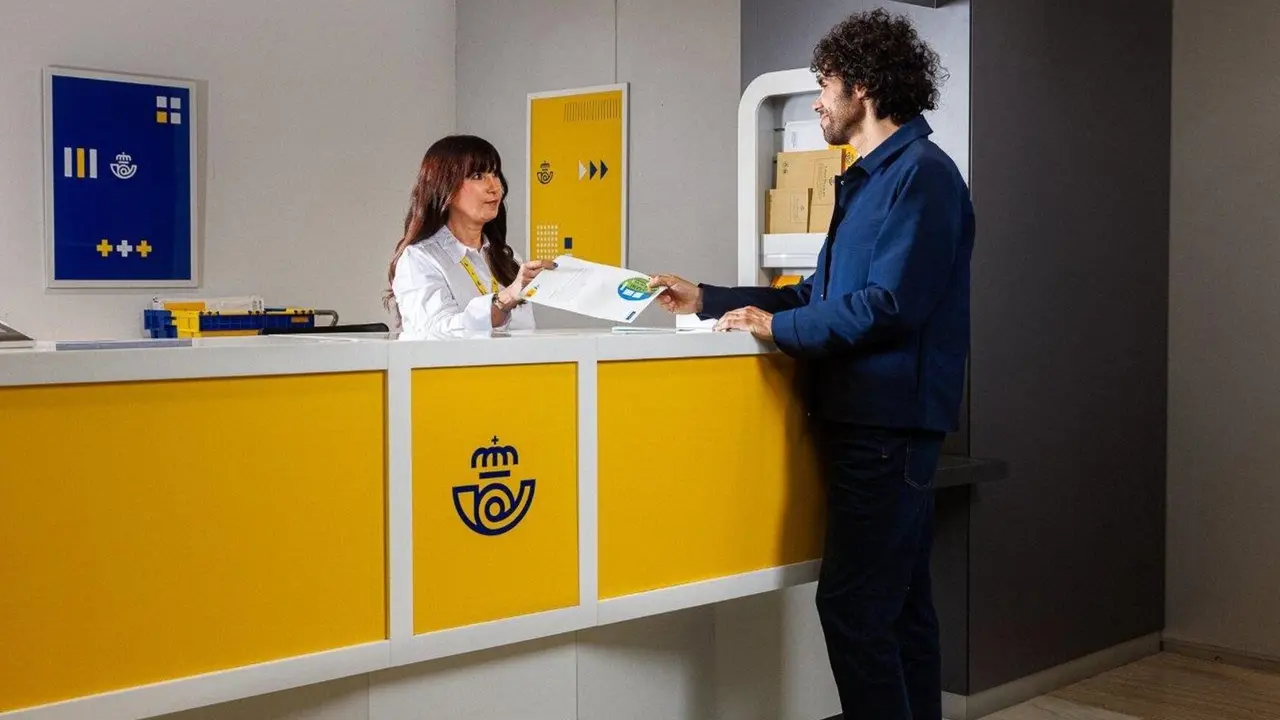 Imagen de la entrega de un paquete de una oficina de Correos
